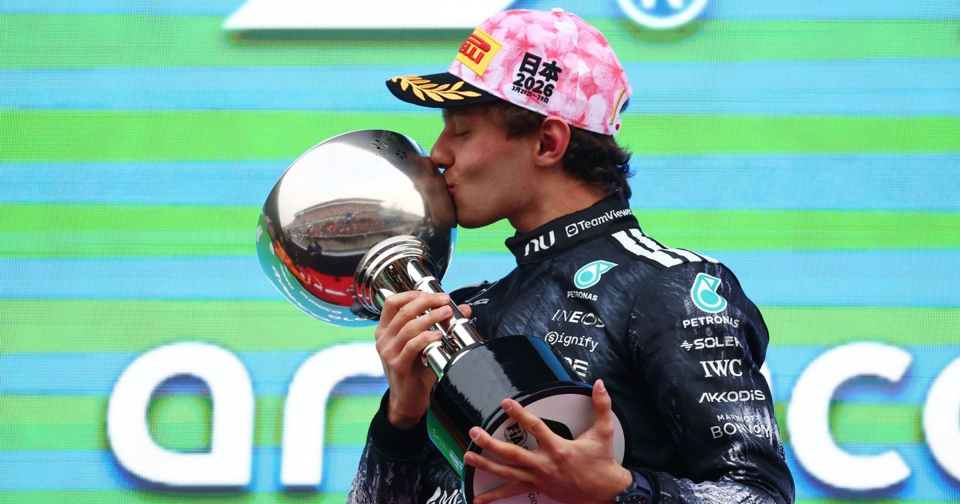 Kimi Antonelli, tânărul pilot italian de 19 ani, a scris o pagină de istorie în Formula 1 după ce a câștigat Marele Premiu al Japoniei de la Suzuka, obținând a doua sa victorie consecutivă și devenind cel mai tânăr lider din istoria campionatului mondial