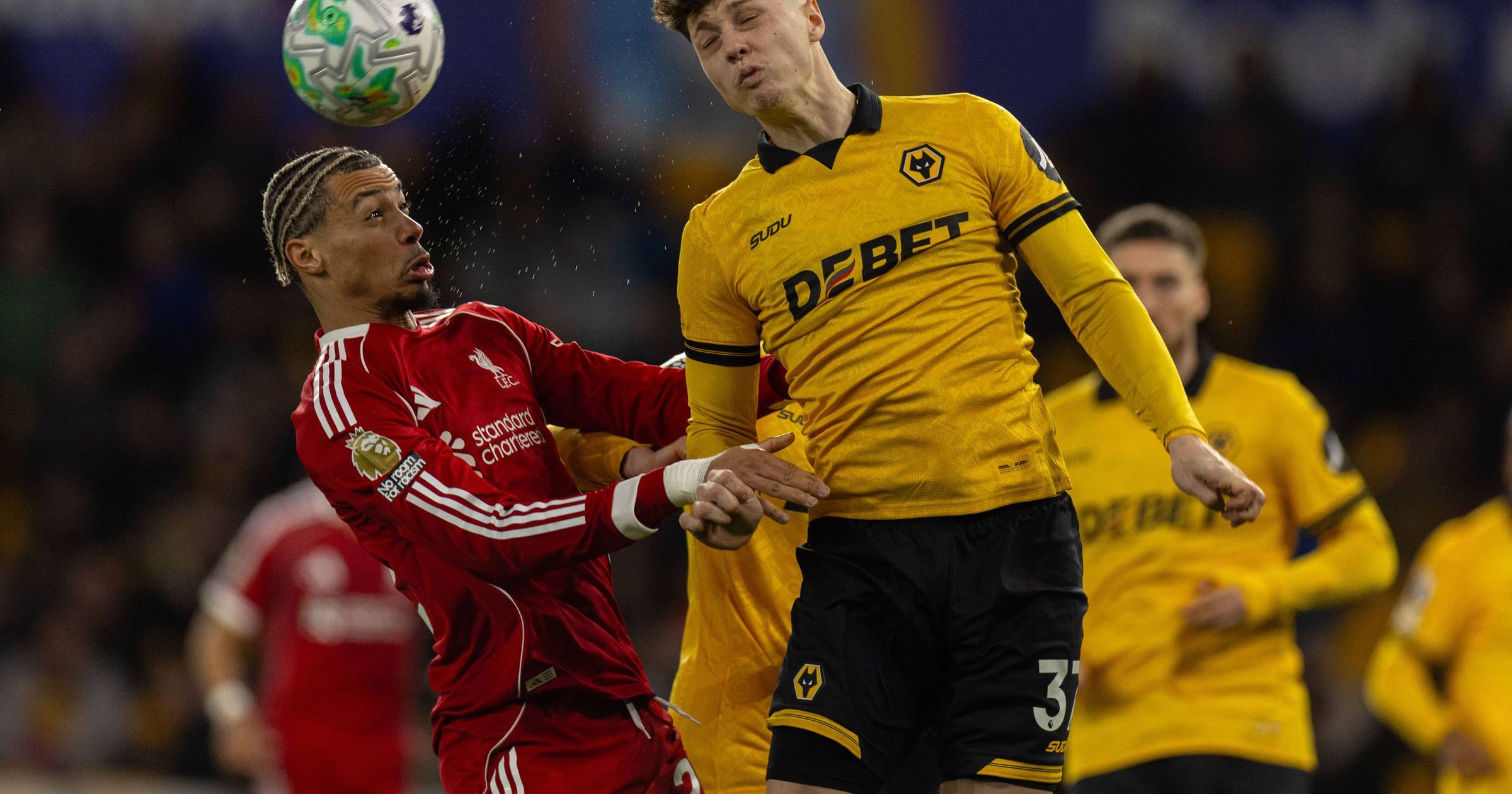 Liverpool pierde surprinzător în deplasare cu Wolves, încheind meciul cu scorul de 2-1 Liverpool a înregistrat o înfrângere neașteptată în deplasare în meciul disputat pe terenul Wolveds, scor 1-2, în etapa a 29-a din Premier League