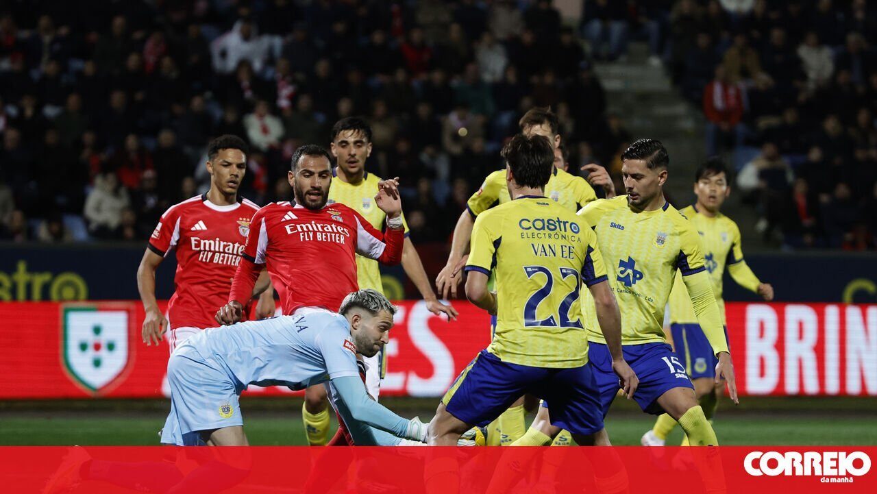 Benfica a suferit o înfrângere dureroasă în partida de sâmbătă seară, pierdută cu 1-2 în fața formației Arouca, într-un meci tensionat din cadrul celei de-a 26-a etape a Ligii Portugal Betclic