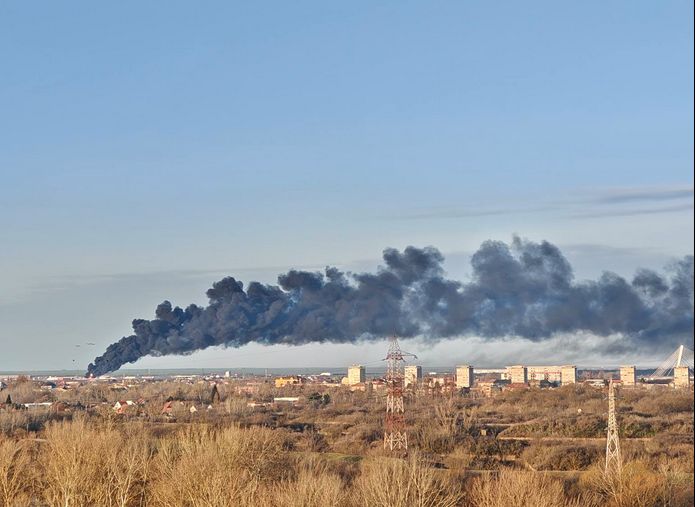 Incendiu devastator în Arad. Martori și autorități, explicații privind focul extrem de virulent