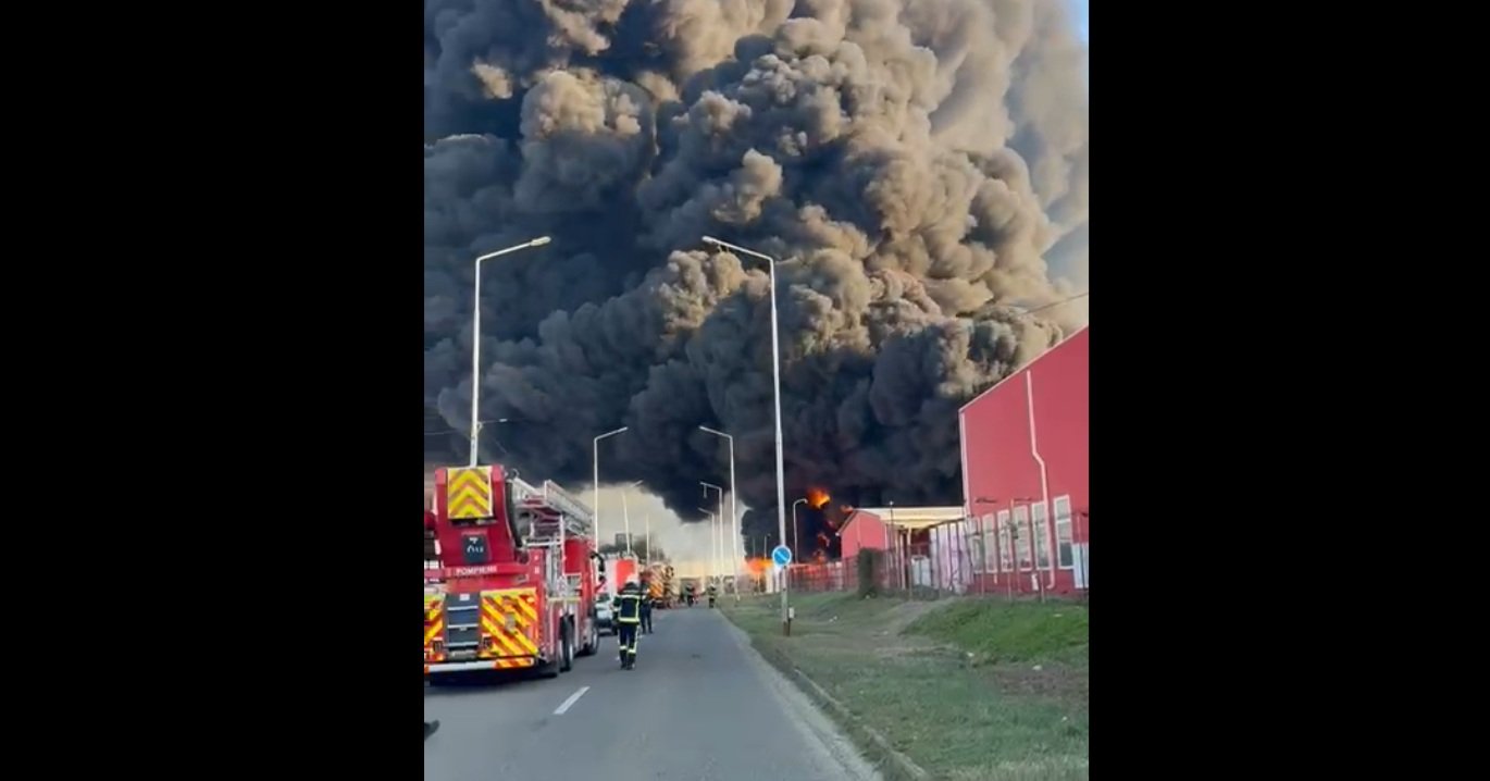 Incendiu de proporții la o fabrică de polistiren din Arad: fum dens și măsuri de urgență Un incendiu puternic a izbucnit miercuri dimineața într-o fabrică de polistiren situată în municipiul Arad, provocând degajări masive de fum care s-au răspândit rapid în zonă