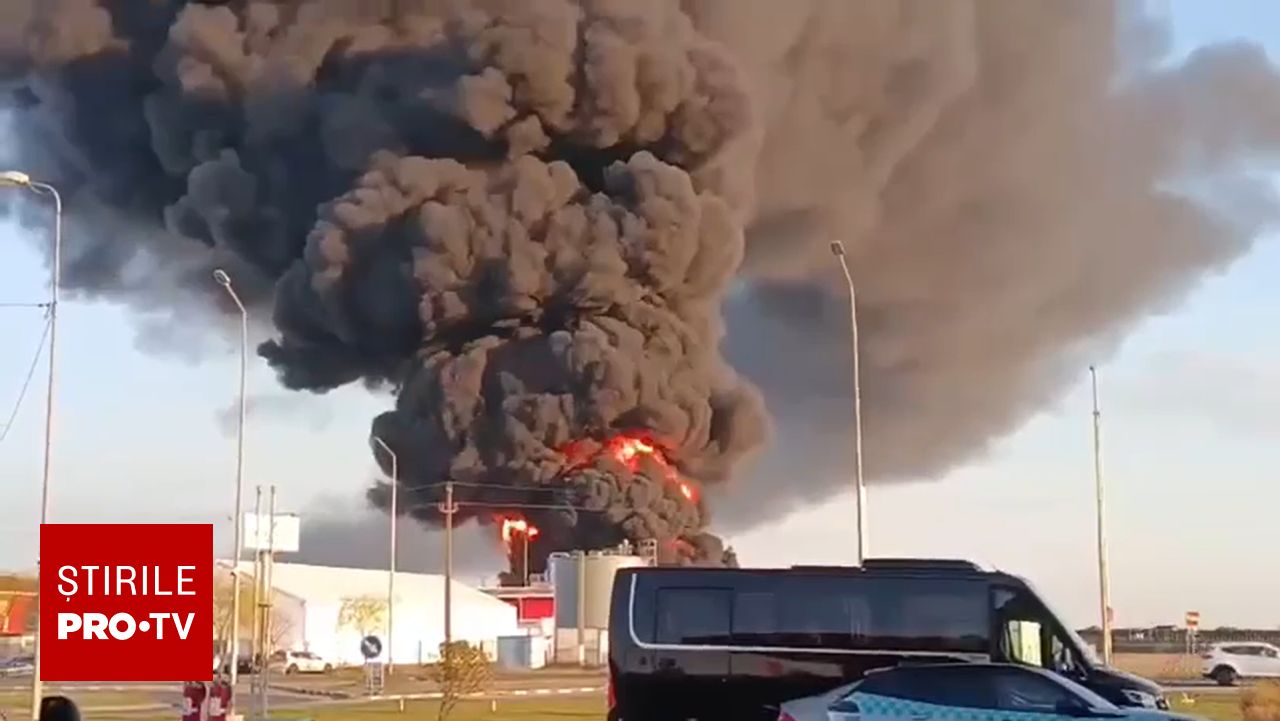 Incendiu devastator la fabrica de polistiren din Arad, acoperită de fum dens