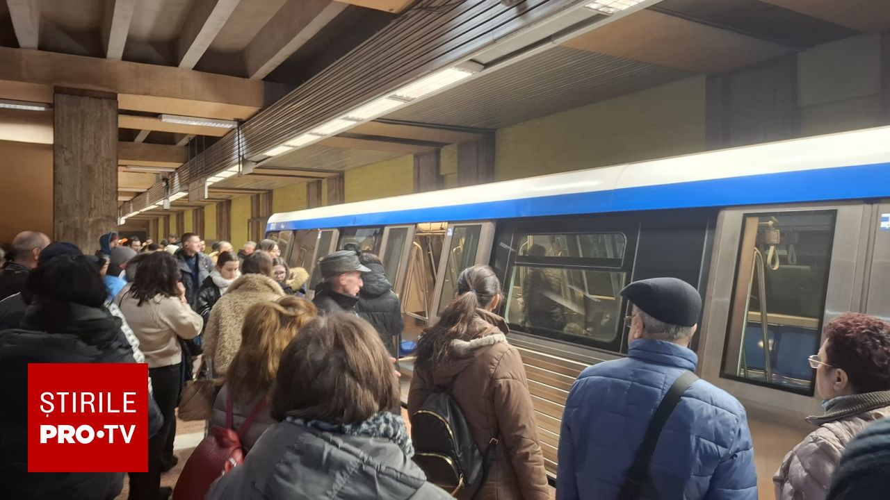 Tragedie la metroul din București: o persoană a fost găsită decedată, prinsă sub o garnitură la stația Unirii O zi tragică pentru sistemul de transport în comun din București, după ce o persoană a murit, fiind prinsă sub o garnitură de metrou la stația Unirii