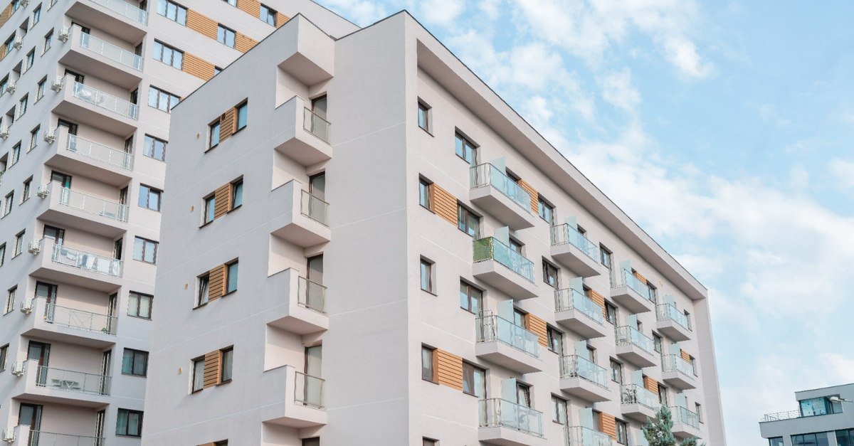 Închiderea balconului fără autorizație, o acțiune considerată lucrare de construcție majoră, poate duce la amenzi substanțiale și restricții legale