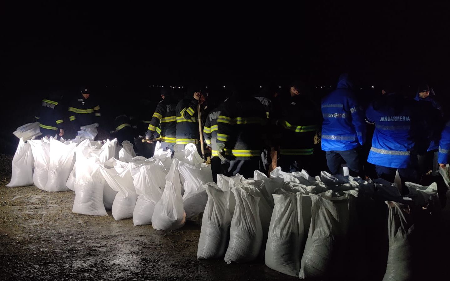 O persoană rămasă izolată în urma creșterii rapide a debitului râului Putna a fost salvată în cursul nopții de duminică spre luni de către echipajele ISU Vrancea, folosind o barcă pneumatică