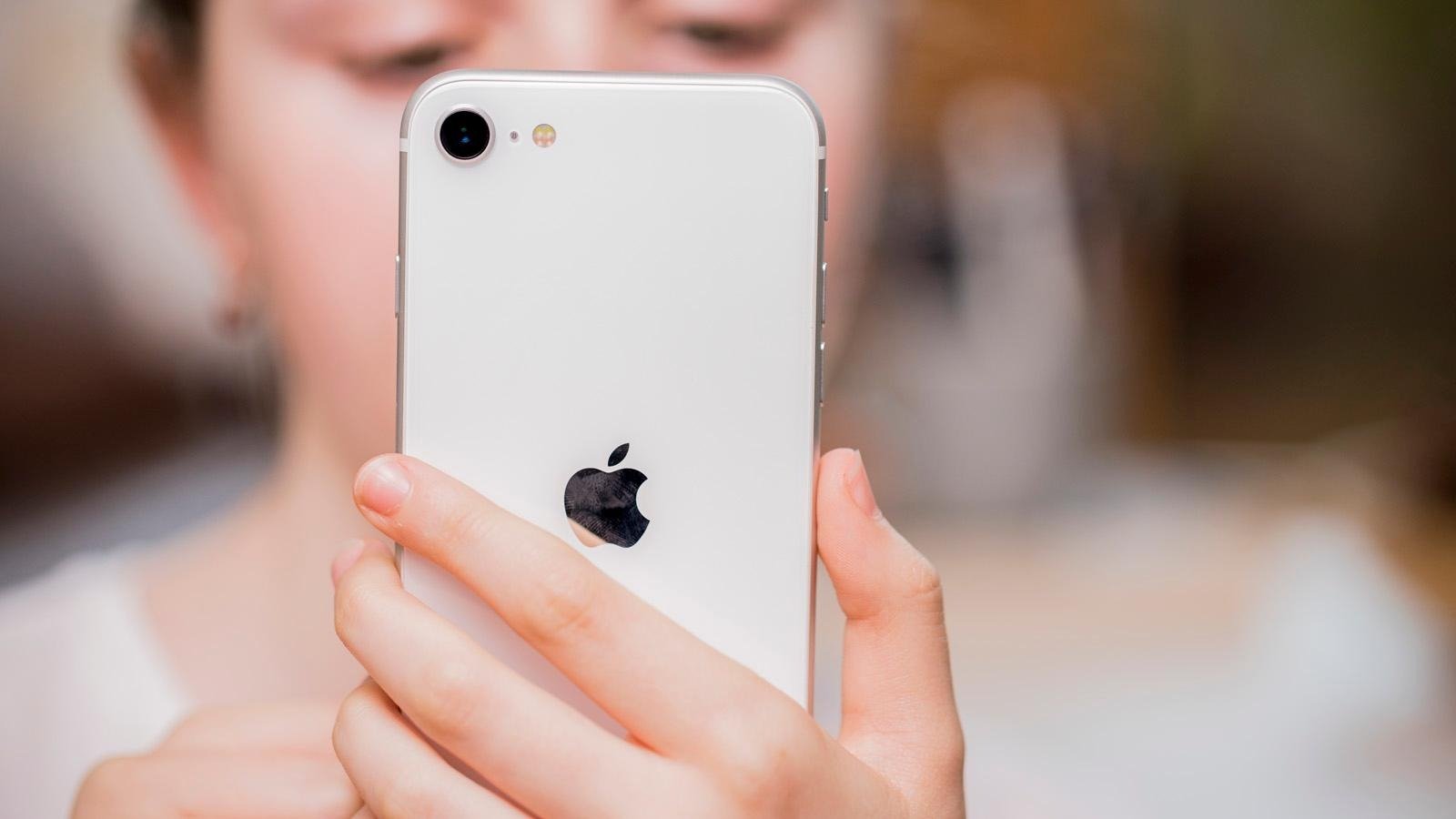 Cum îți poți proteja adresa de email de spam și tentative de phishing pe iPhone, utilizând funcția „Hide My Email” În lumea digitală în care trăim, protejarea datelor personale a devenit o prioritate, mai ales în contextul creșterii numărului de atacuri cibernetice, tentative de phishing și spam