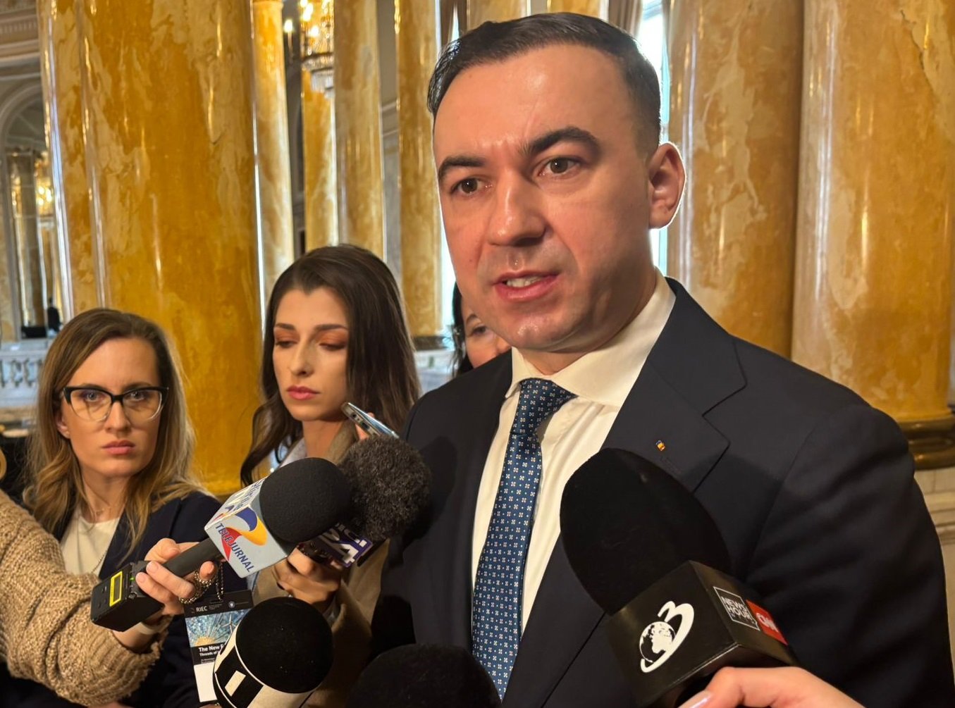Guvernul analizează opțiuni pentru gestionarea creșterii prețurilor la carburanți, inclusiv reducerea accizei, în contextul turbulențelor geopolitice globale Creșterea explozivă a prețurilor carburanților din ultimele zile a readus în discuție măsuri menite să atenueze impactul asupra economiei românești și consumatorilor