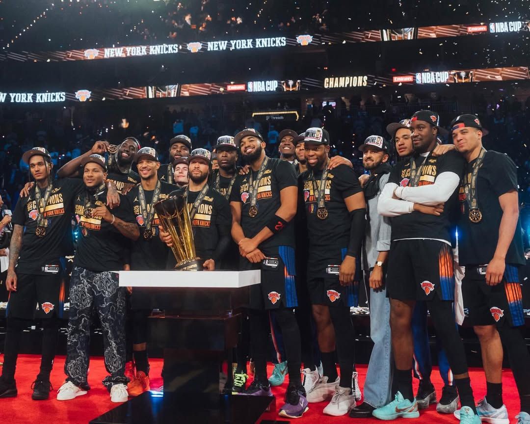 Noua confruntare între New York Knicks și Los Angeles Lakers, programată pentru duminică la Crypto.com Arena, promite a fi unul dintre cele mai interesante meciuri ale sezonului NBA, mai ales în condițiile în care ambele formații sunt în formă bună și se află în poziții competitive în conferințele lor