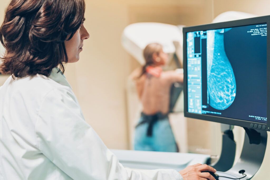 România se confruntă anual cu o realitate sumbru: peste 12.000 de femei sunt diagnosticate cu cancer de sân, o boală care, dacă este descoperită în stadii incipiente, poate fi tratată cu șanse considereabile de supraviețuire