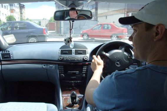 Aproximativ 600 de șoferi care circulau cu autovehicule echipate cu volan pe partea dreaptă au fost sancționați în ultimele luni de către poliția rutieră din România, o acțiune care evidențiază probleme grave legate de adaptarea la normele rutiere și de siguranța rutieră