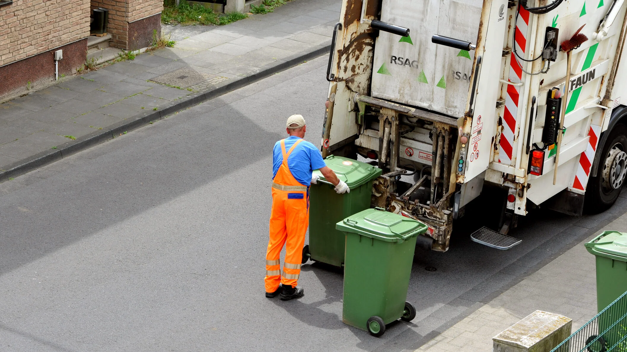 Timișoara a aplicat amenzi de 45.000 de lei pentru aruncarea ilegală a deșeurilor în oraș, după ce camerele de supraveghere au surprins un incident petrecut în timpul nopții, în care trei bărbați au abandonat plastic, pubele și alte deșeuri pe domeniul public, în loc să le transporte la centrele de colectare special amenajate