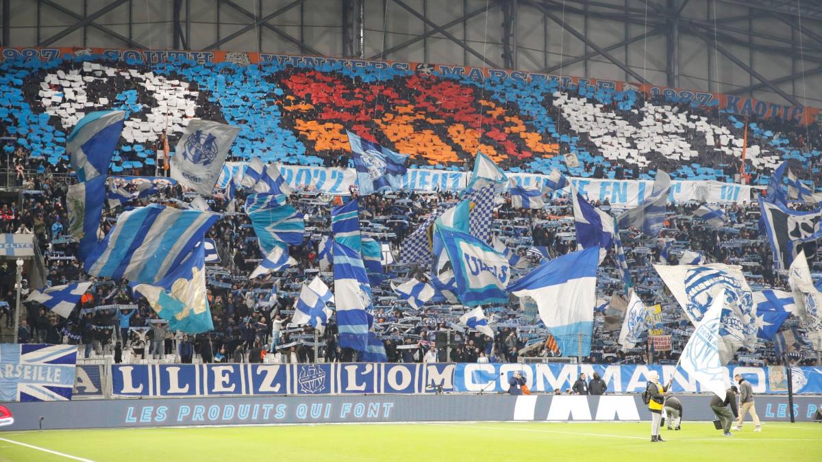 OM câștigă un meci dificil, dar relația cu suporterii rămâne tensionată Vara a fost plină de provocări pentru Olympique de Marseille, iar victoria obținută sâmbătă pe terenul lui AJ Auxerre, chiar dacă a fost una modestă din punct de vedere al jocului, a venit ca o rază de speranță pentru echipă