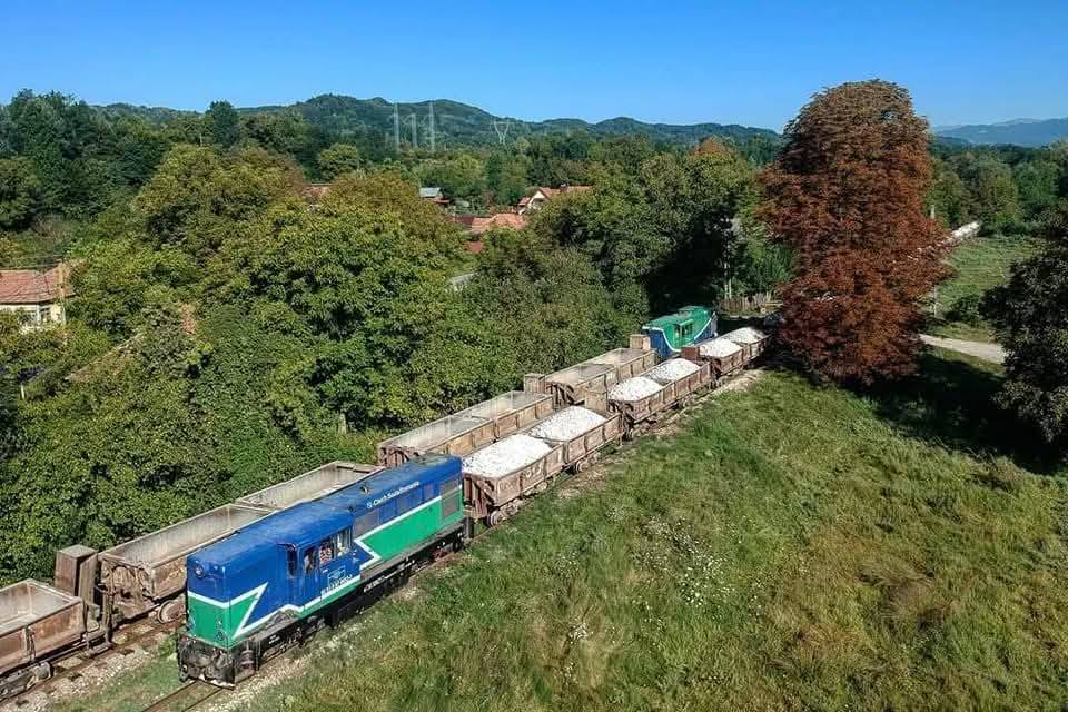 Mocănița care a traversat Carpații Vâlcii, transportând calcar de la Costești la Râmnicu Vâlcea până în 2019, se pregătește să-și reia activitatea, însă de această dată în scop turistic, oferind o experiență de neuitat pasionaților de trenuri istorice și natură