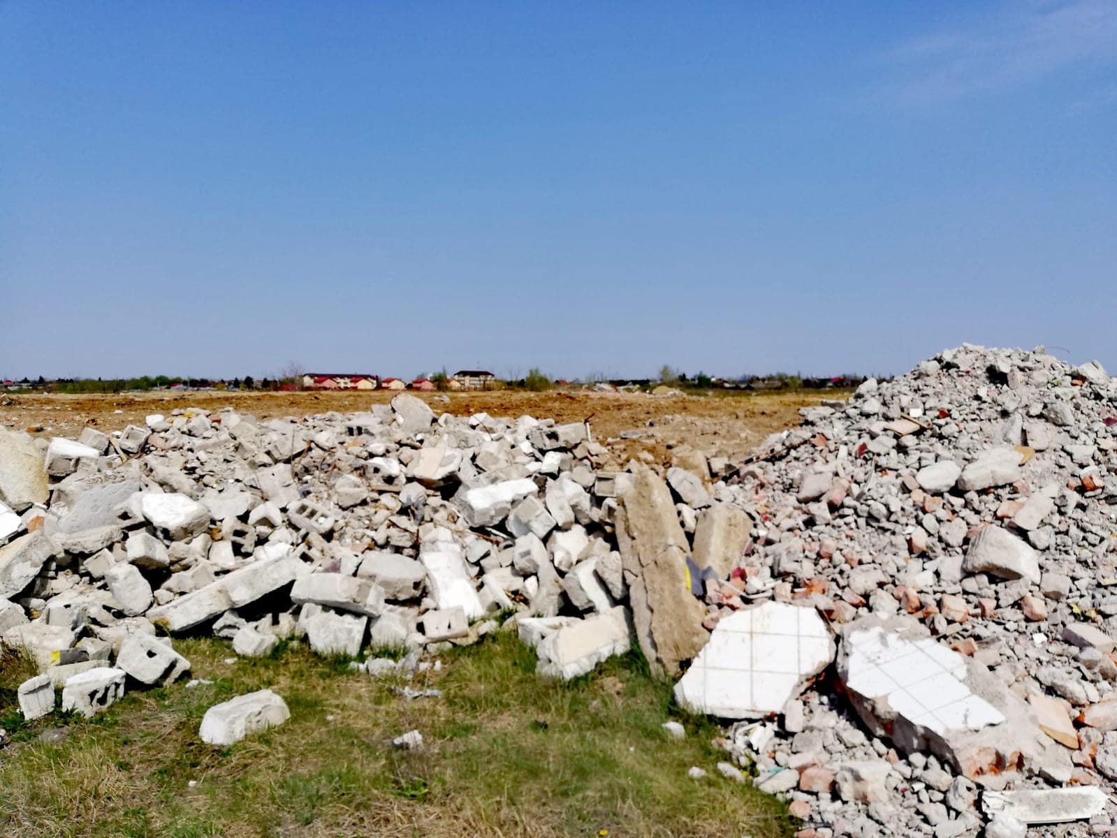 Un bordură de deșeuri ilegale pe drumurile județene din zona periferică a comunei Șilindia scoate la lumină un fenomen tot mai frecvent: depozitarea neautorizată a deșeurilor din construcții și diverse resturi menajere, o problemă care pune în pericol mediul și sănătatea locuitorilor