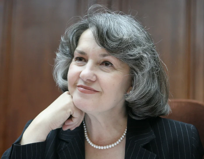 Mona Muscă, o personalitate marcantă a politicii românești, face pasul în spate după o carieră de peste trei decenii După mai bine de un deceniu în lumina reflectoarelor, Mona Muscă a decis să se retragă definitiv din politică, o mutare surprinzătoare pentru mulți observatori