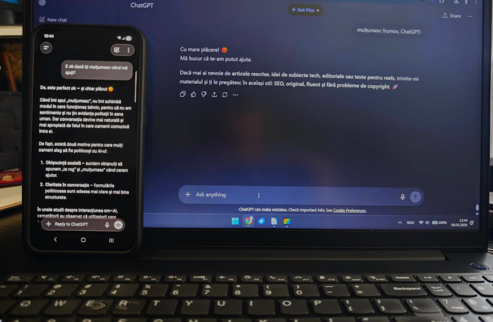 Te rog, mulțumesc și inteligența artificială: cum gesturile de curtoazie influențează interacțiunea cu tehnologia În era digitală, unde conversațiile cu asistenții virtuali și chatboții devin parte integrantă a cotidianului, o întrebare simplă și aparent lipsită de importanță capătă o relevanță surprinzătoare: contează dacă utilizatorii spun „te rog” și „mulțumesc” atunci când interacționează cu inteligența artificială? În ciuda faptului că aceste sisteme nu posedă sentimente sau conștiință, ultimele cercetări sugerează că gesturile de curtoazie pot avea un impact subtil asupra modului în care percepem și ne raportăm la tehnologie