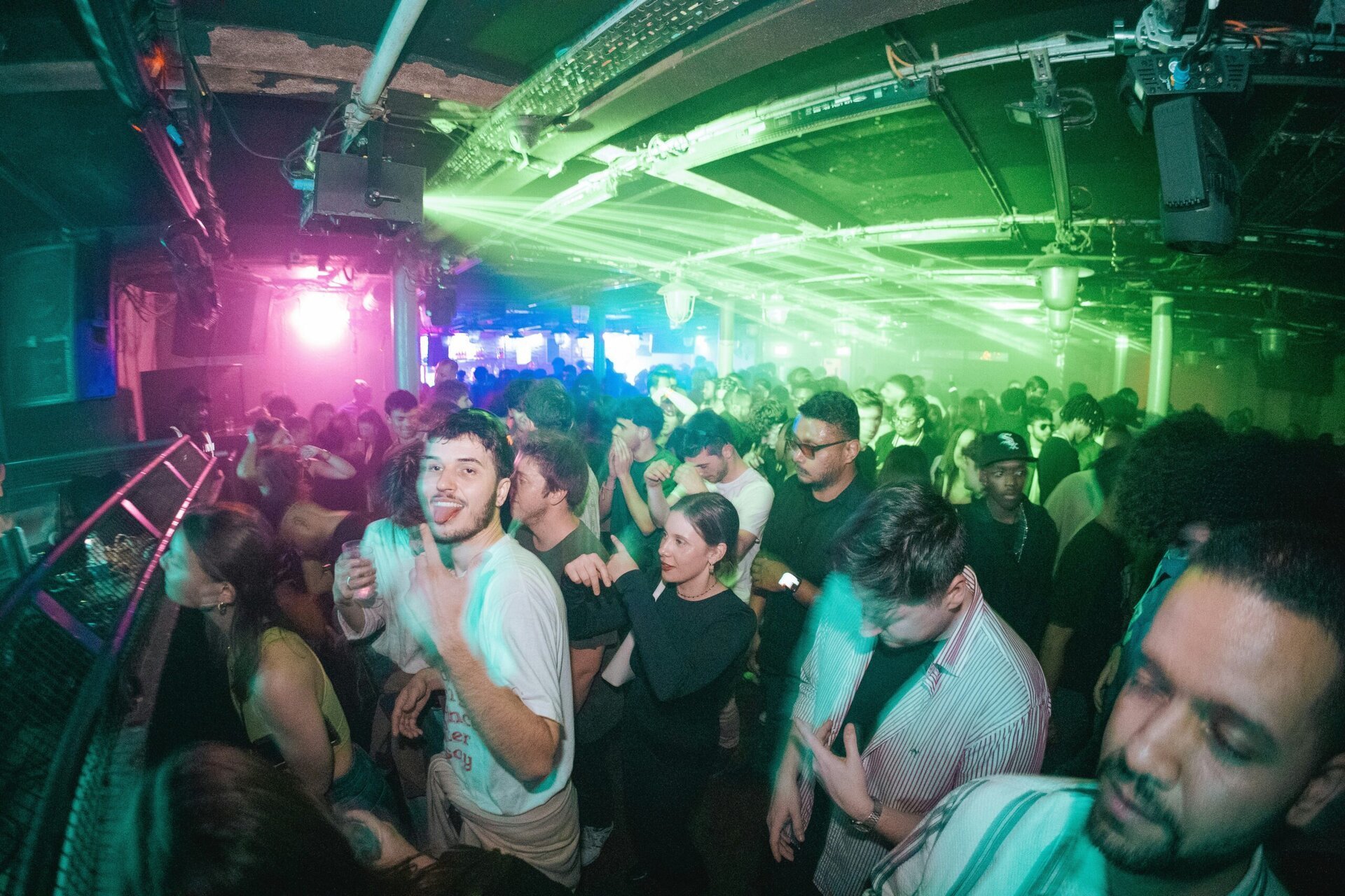 Tendințele consumului de alcool în rândul tinerilor din generația Z devin din ce în ce mai alarmante, arată un studiu recent realizat de University College London