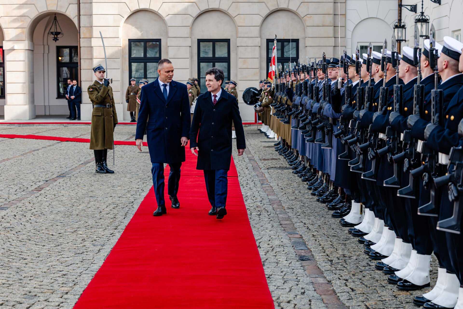 Într-o manifestations masivă a relansării parteneriatului strategic dintre România și Polonia, președinții celor două state, Nicușor Dan și Karol Nawrocki, au avut joi o întâlnire la Varșovia pentru a discuta despre implicațiile și viitorul colaborării semnate în 2009