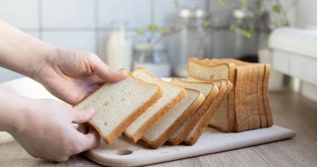 Pâinea feliată, un produs care a devenit deja omniprezent în coșurile de cumpărături ale românilor, promite să revoluționeze modul în care ne aprovizionăm cu pâine în ritmul alert al vieții moderne