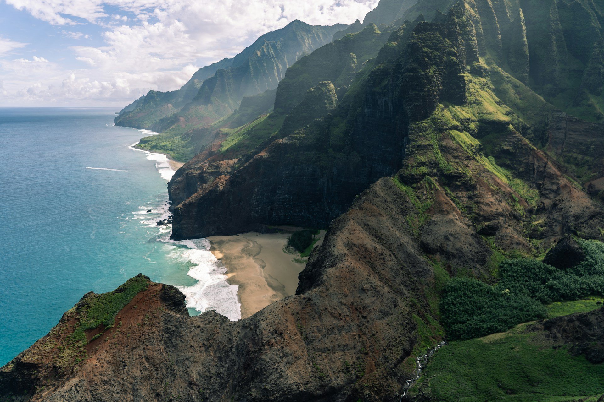 Vreme deosebit de instabilă peste Kaua’i: condiții meteo severe și avertismente pentru navali și localnici MeteoNews Hawaii anunță pentru zilele următoare predominanța vânturilor puternice și a precipitațiilor sporadice în întreg arhipelagul Kaua’i, inclusiv în zonele foarte populate ale insulei
