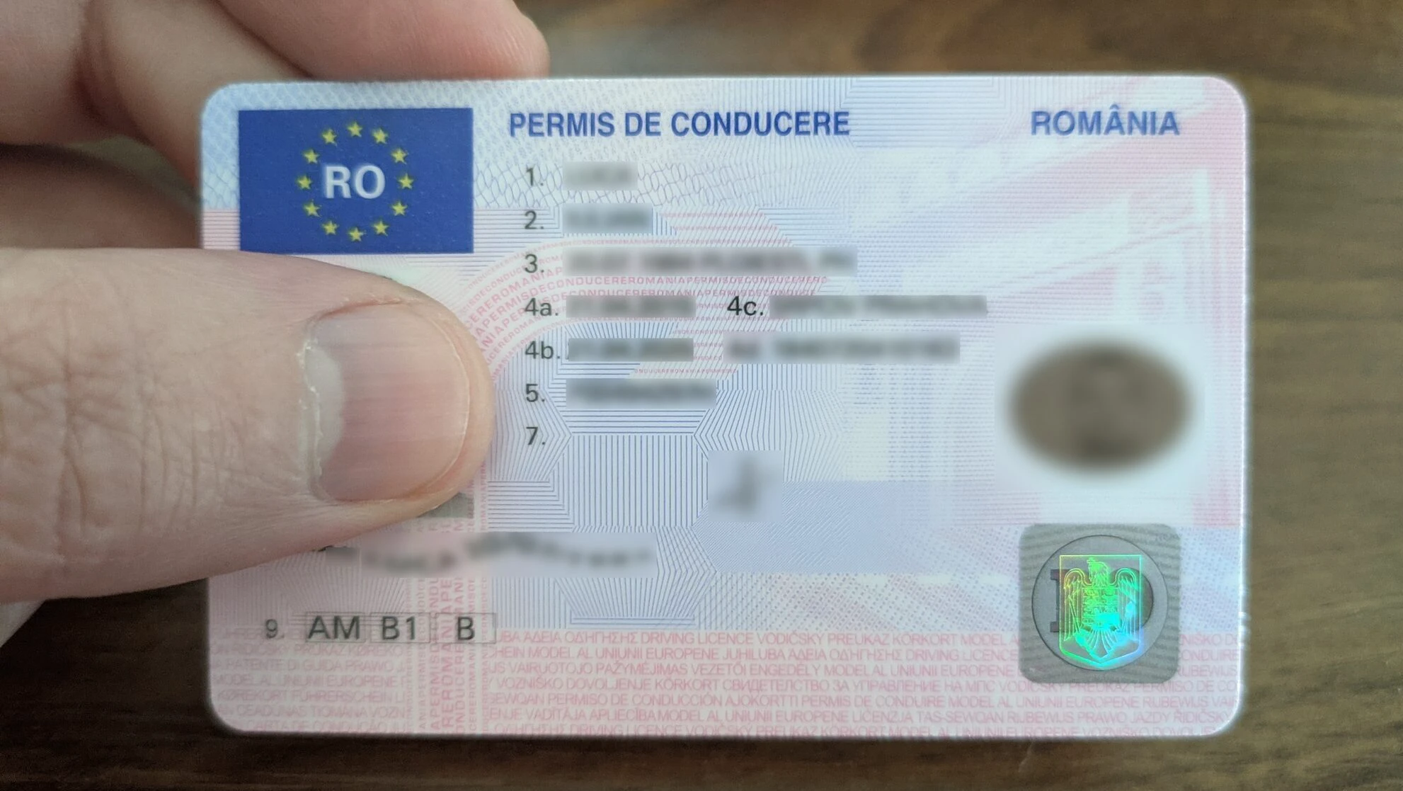 De la 1 august 2026, șoferii din România vor sta mai mult cu frâna de mână trasă în buzunar, iar asta pentru că neachitarea amenzilor rutiere nu mai va fi doar o problemă administrativă, ci una care poate duce la suspendarea permisului de conducere
