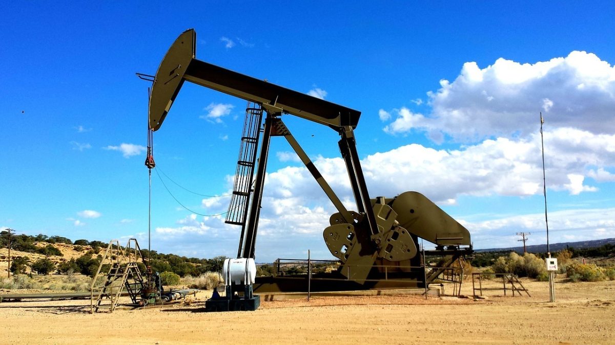 Petrol peste 100 USD/baril, transportatorii români cer reducerea accizelor, Trump: „Preț mic pentru pacea mondială”
