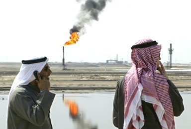 Prețurile petrolului urcă semnificativ în contextul escaladării tensiunilor din Orientul Mijlociu, iar analiștii avertizează asupra riscurilor majore pentru stabilitatea pieței globale