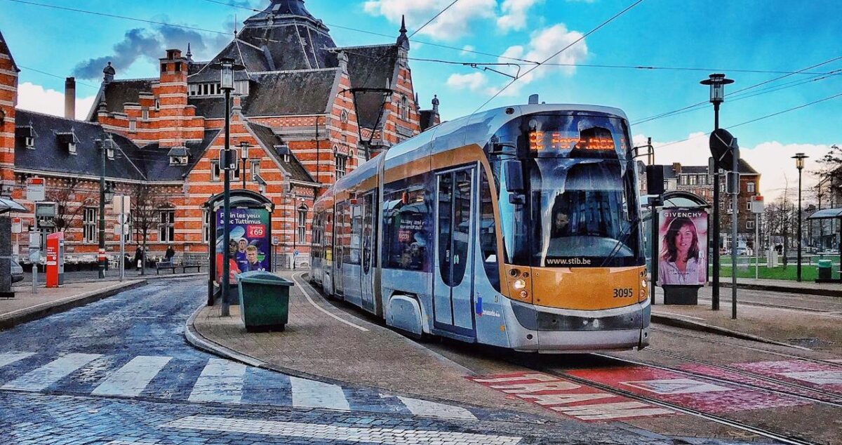 Greva generală anunțată în Belgia perturbă traficul și creează incertitudini pentru turiști și muncitori români Joi, Belgia va intra în ceea ce autoritățile au anunțat a fi o grevă națională de amploare, fenomen care promite să cauzeze perturbări majore în transportul aerian, feroviar și rutier din regiunile Bruxelles Capital, Flandra și Valonia