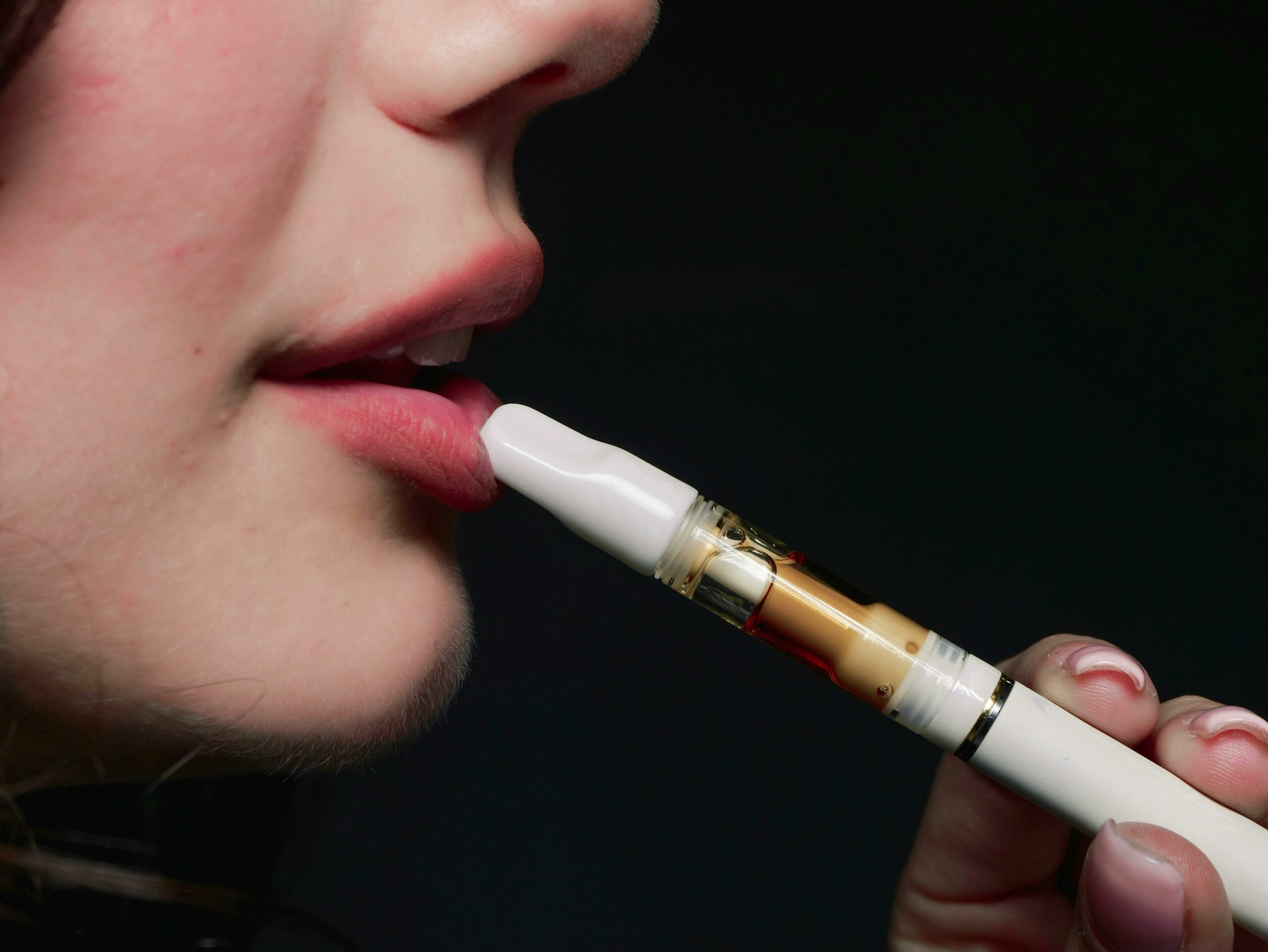 Autoritățile din domeniul sănătății din România, reprezentate recent de Asociația Industriei de Vaping (AIV), au reacționat vehement la declarațiile unor oficiali din cadrul Institutului Național de Sănătate Publică (INSP), acuzați de promovarea unor informații false legate de riscurile asociate țigărilor electronice și dispozitivelor cu tutun încălzit