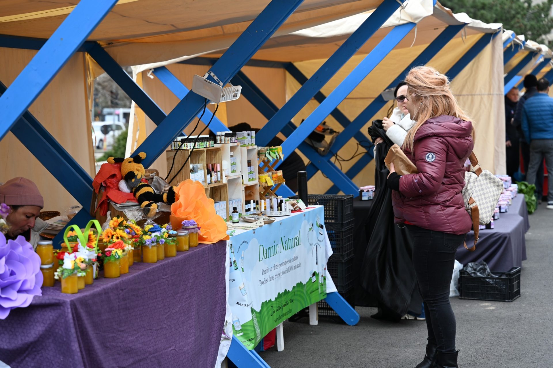 Piața volantă din Sectorul 1 revine la Pajura cu produse tradiționale și artizanale Începând de vineri, 27 martie, piața volantă organizată de autoritățile locale din Sectorul 1 al Bucureștiului ajunge pentru prima dată în acest an în Cartierul Pajura, aducând o oportunitate de a descoperi și a sprijini producători locali și artizani din întreaga țară