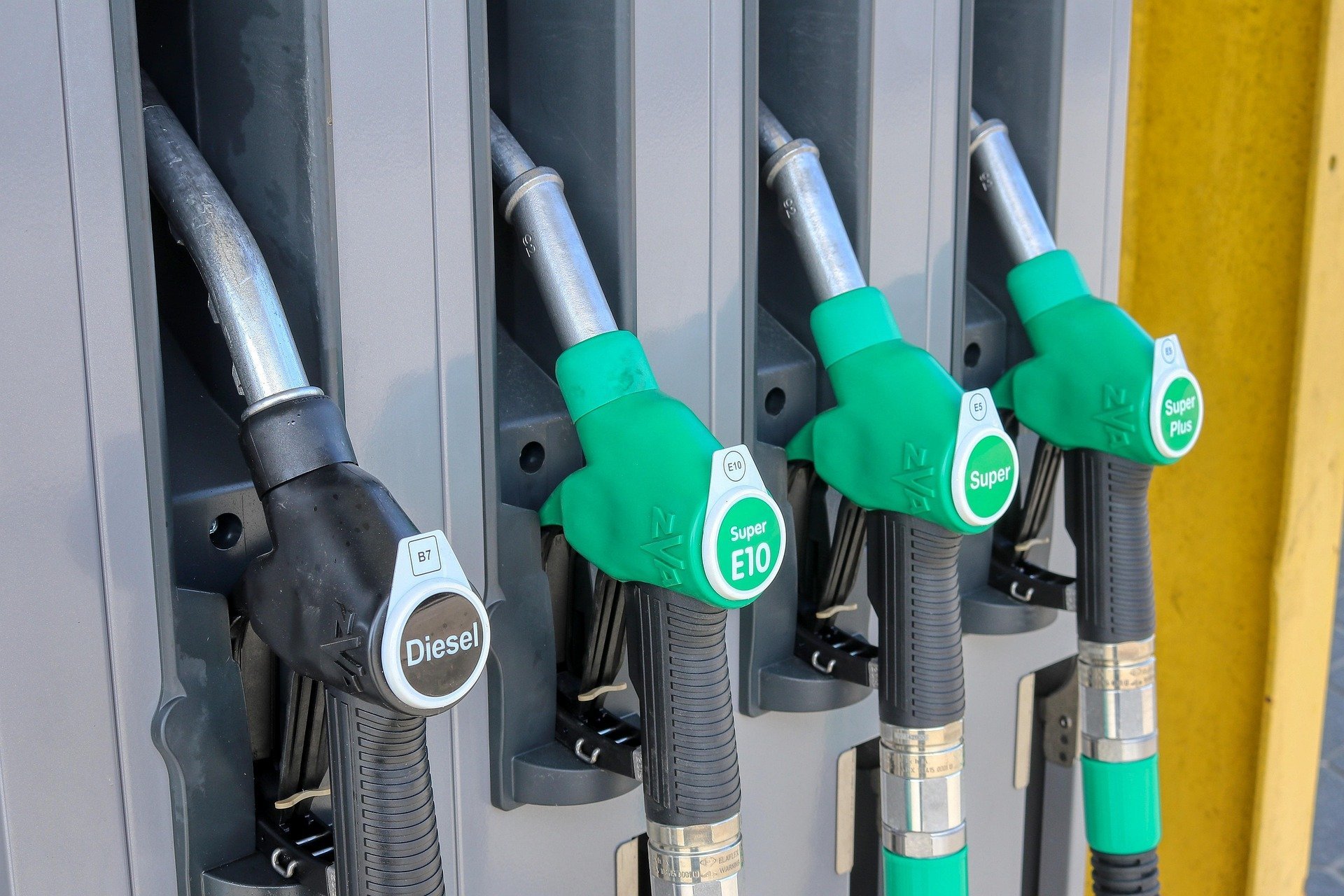 Ministrul Energiei anunță cinci scenarii pentru menținerea prețului carburanților sub 10 lei, influențate de conflictul din Orientul Mijlociu