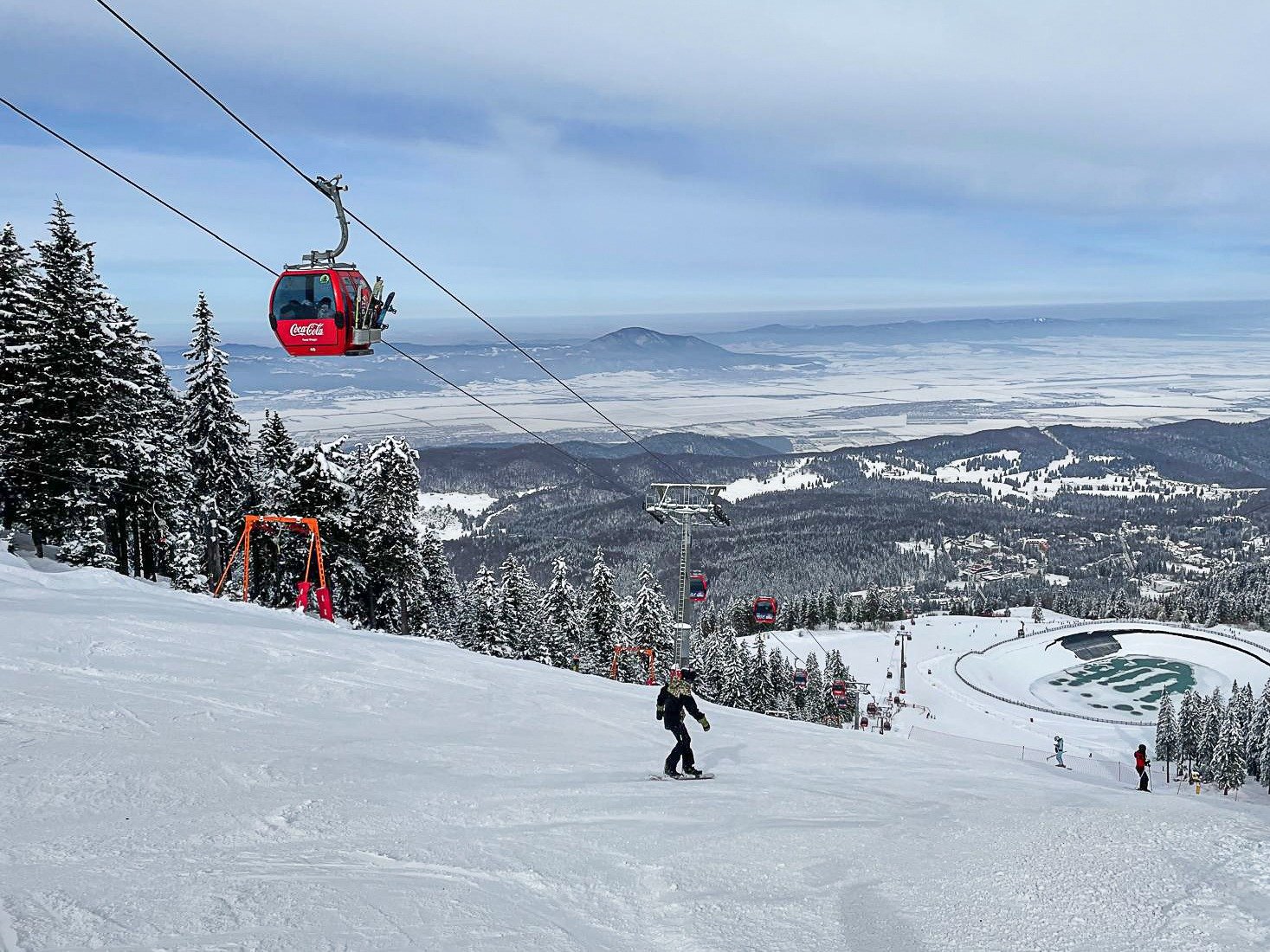 Brașovul își ajustează politicile de acces pe pârtiile din Poiana, în contextul condițiilor de sezon și al eforturilor de a atrage mai mulți turiști către stațiunea emblematică a Munților Carpați