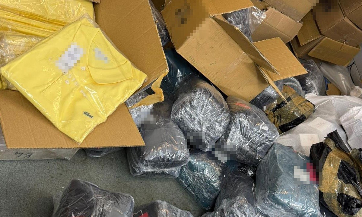 Polițiștii de frontieră de la Giurgiu au confiscat peste 6.400 de produse contrafăcute în valoare de peste 1,1 milioane de lei O acțiune de amploare a autorităților de frontieră din Giurgiu a dus laCapturarea unei importante cantități de bunuri contrafăcute, valoarea totală estimată fiind depășită de 1 milion 172 500 de lei