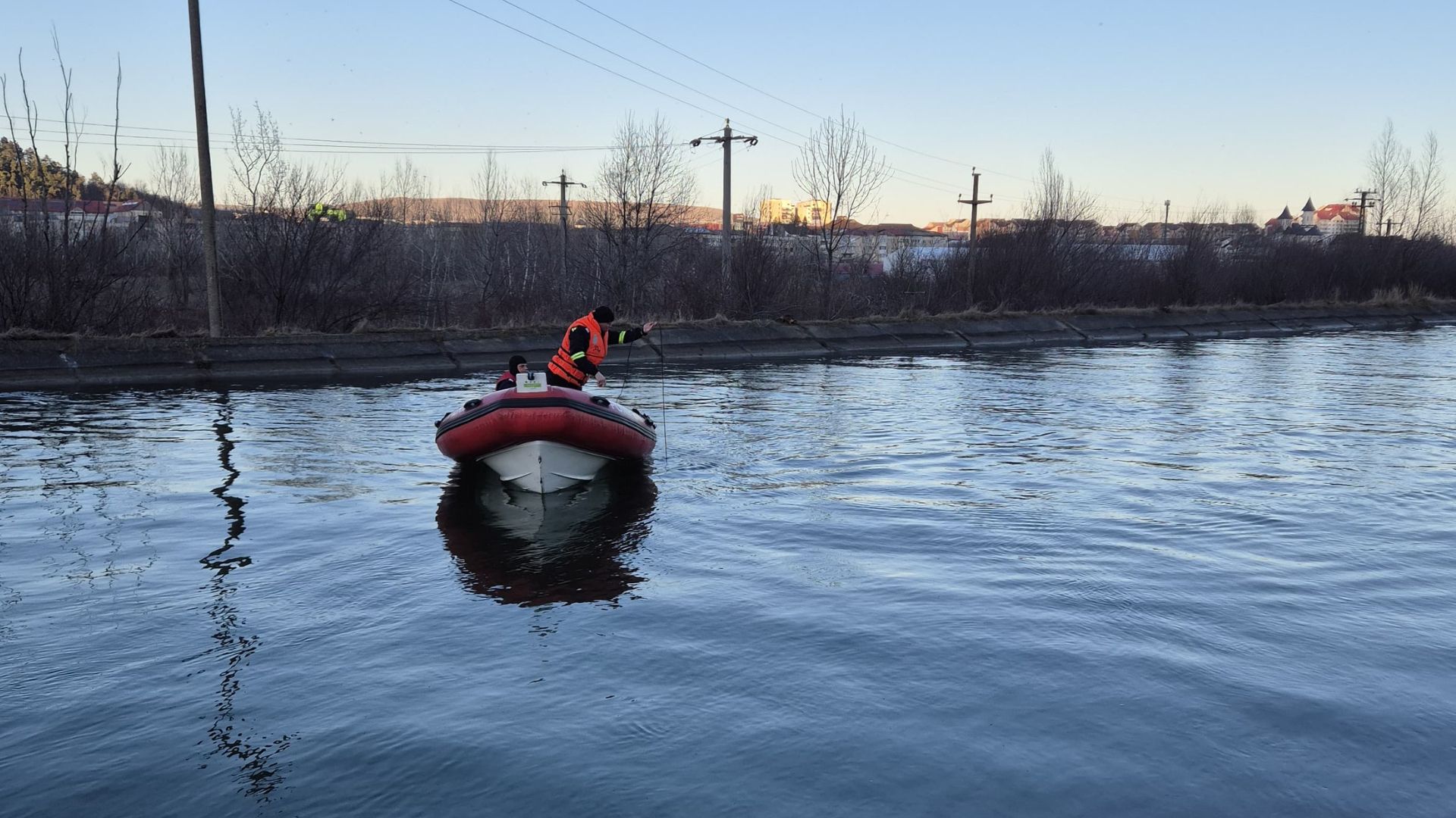 Tragedie pe Bistrița: tânăr de 18 ani dispărut după ce s-a aventurat în canalul de fugă O căutare încă în desfășurare pe râul Bistrița după un adolescent dispărut în mod suspect în urma unei ieșiri în natură