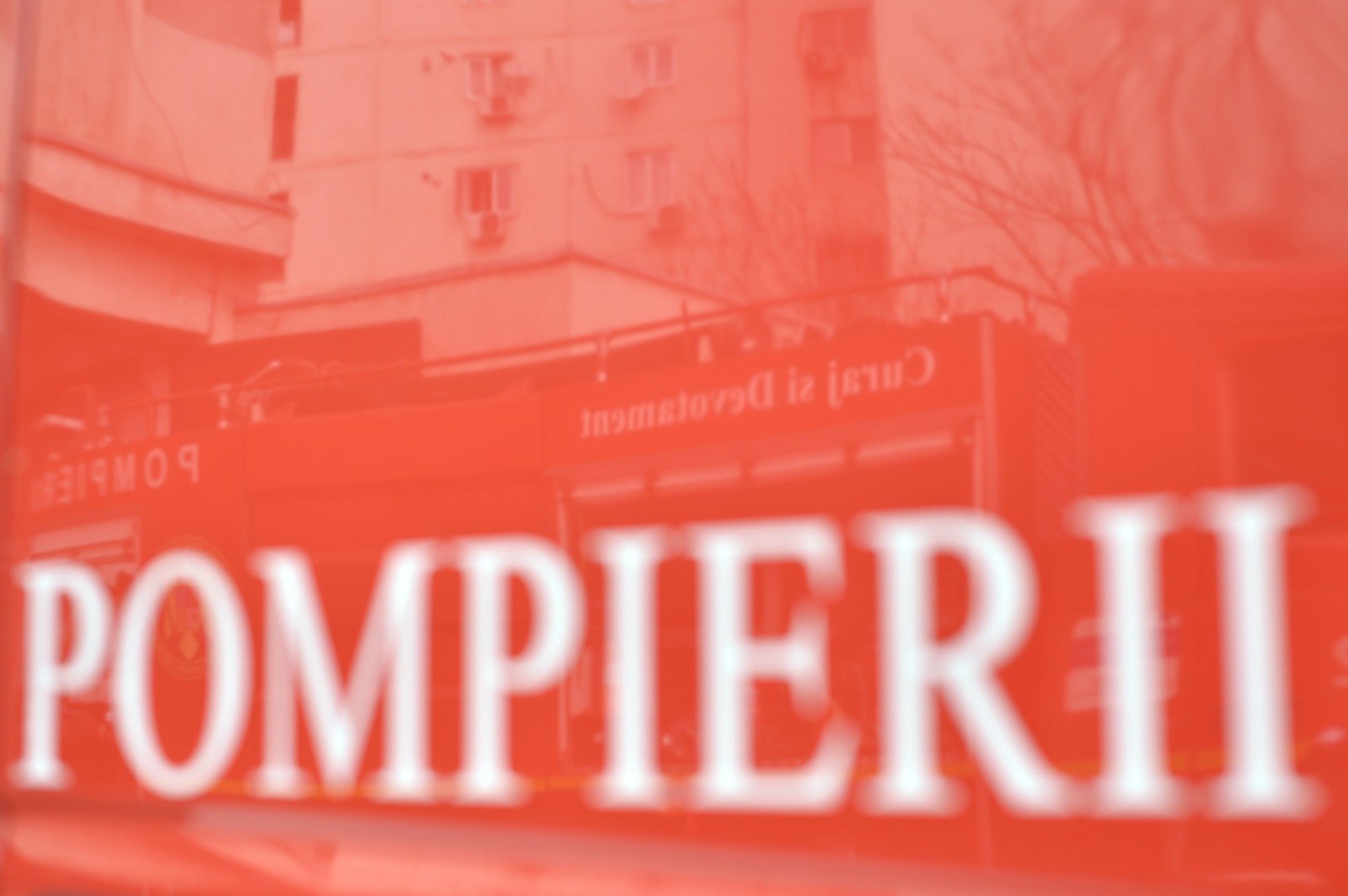 Incendiu într-un bloc din Piatra-Neamț: o femeie de 77 de ani și-a pierdut viața în urma flăcărilor Un incendiu devastator a cuprins vineri după-amiază un apartament situat pe strada 1 Decembrie 1918 din Piatra-Neamț, soldându-se cu decesul unei femei în vârstă de 77 de ani