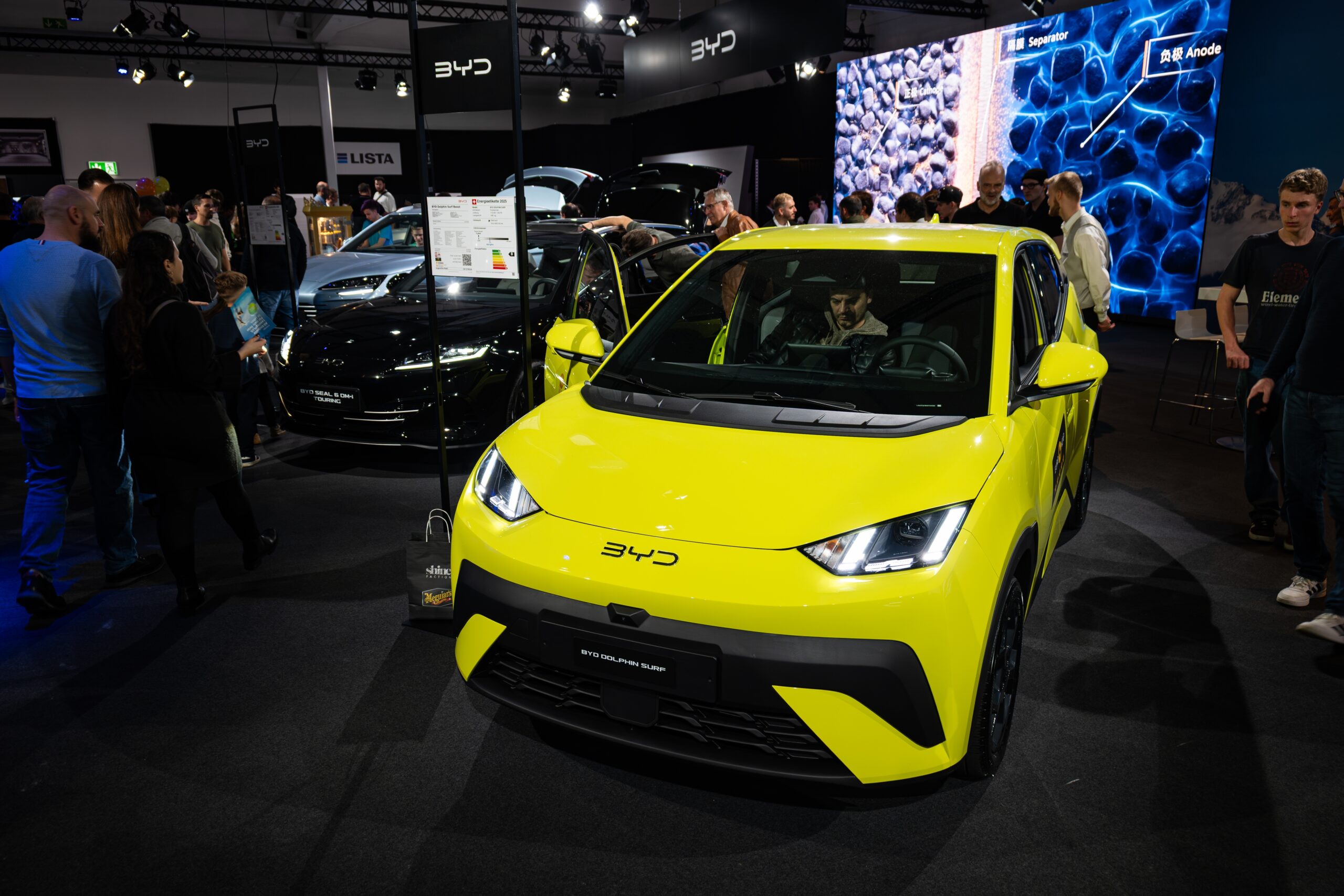 BYD clipeste în semn de alertă: vânzările din februarie înregistrează cea mai gravă scădere din ultimii cinci ani Cel mai mare producător de vehicule electrice din lume, BYD, traversează o perioadă dificilă, după ce a raportat cea mai semnificativă scădere a vânzărilor din ultimii cinci ani
