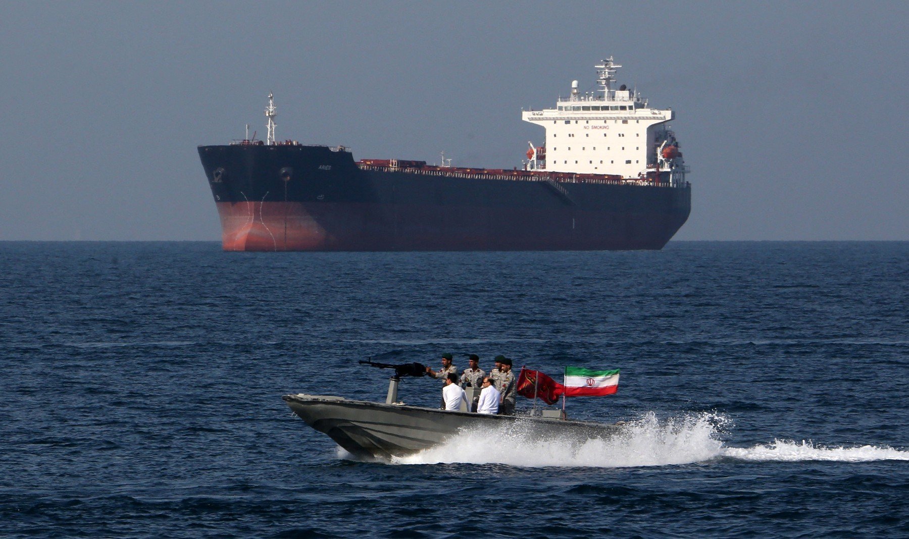 Un incident tensionat în Strâmtoarea Ormuz reeșalonează riscurile deja existente în una dintre cele mai aglomerate și strategice zone maritime ale lumii