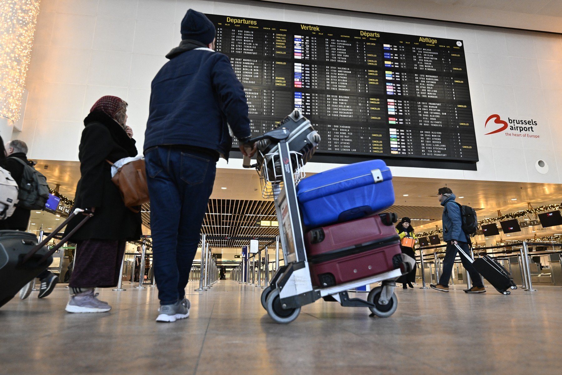 Două zboruri din Dubai, întors spre casă: 250 de români revin din Emiratele Arabe Unite pe Aeroportul Henri Coandă Aeroportul Internațional „Henri Coandă” din București a fost martorul, joi, la un val de reveniri al românilor stabiliți temporar sau definitiv în Emiratele Arabe Unite