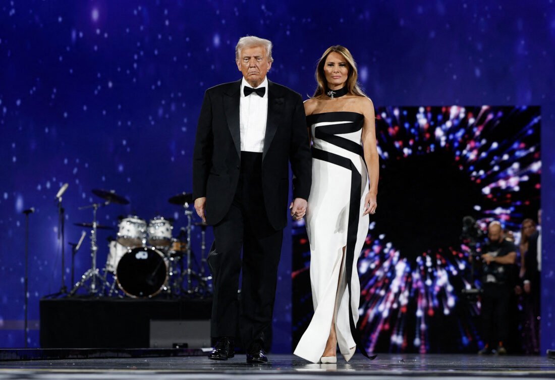 Donald Trump, discurs plasat în contextul reuniunii anuale a republicanilor din Florida și remarcile despre noul documentar al soției sale Președintele Donald Trump și-a făcut prezența la unul dintre cele mai exclusive evenimente ale republicanilor din Florida, unde a susținut un discurs în cadrul reuniunii anuale a grupului parlamentar, relatează sursele din apropierea evenimentului