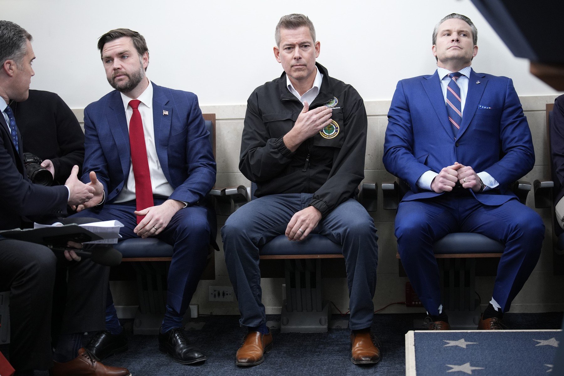 Departamentul pentru Transporturi din Statele Unite pare să urmeze o direcție controversată în utilizarea tehnologiei în procesul de reglementare, alegând să apeleze la inteligența artificială (AI) pentru redactarea normelor care vizează siguranța avioanelor, mașinilor și a infrastructurii critice