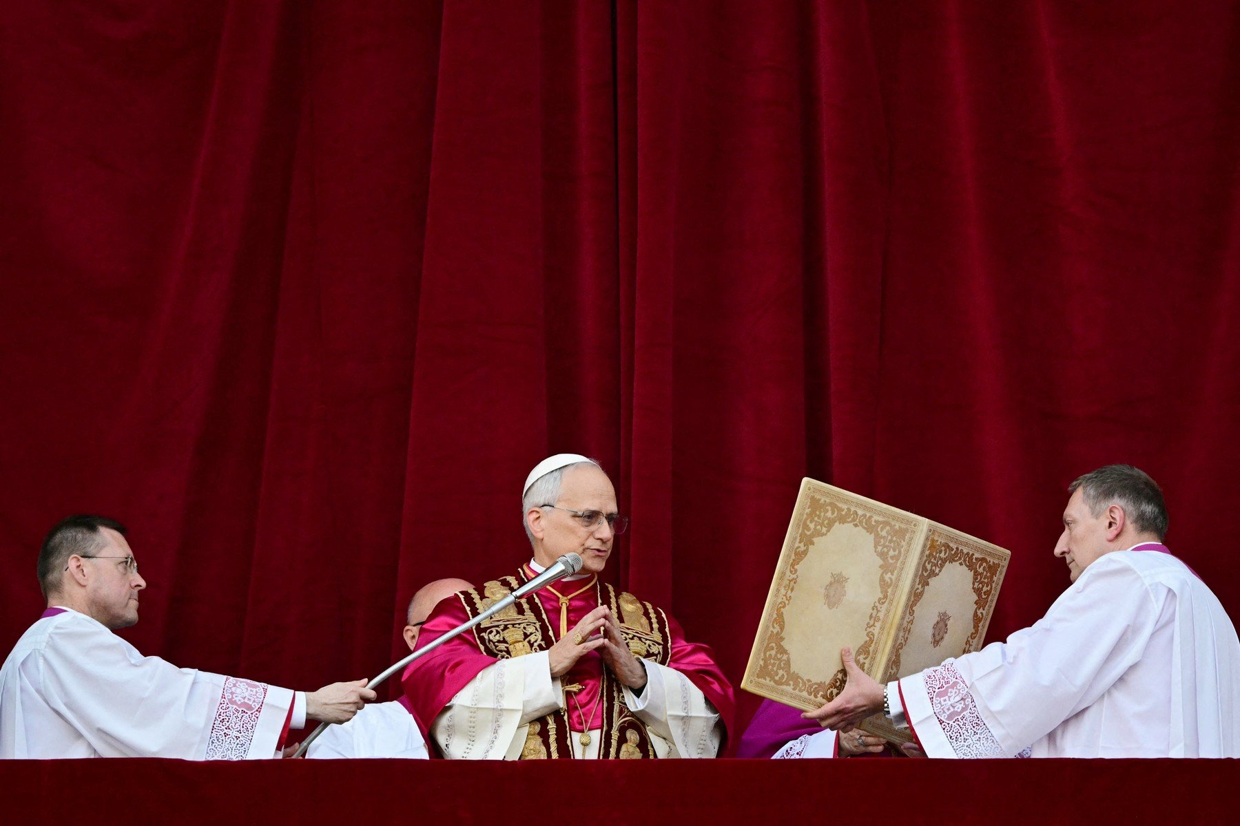 Papa Leon al XIV-lea a aprobat marți demisia unui episcop din San Diego, acuzat de autorități locale de implicare în furturi de peste 250.000 de dolari din fondurile unei comunități catolice caldeene