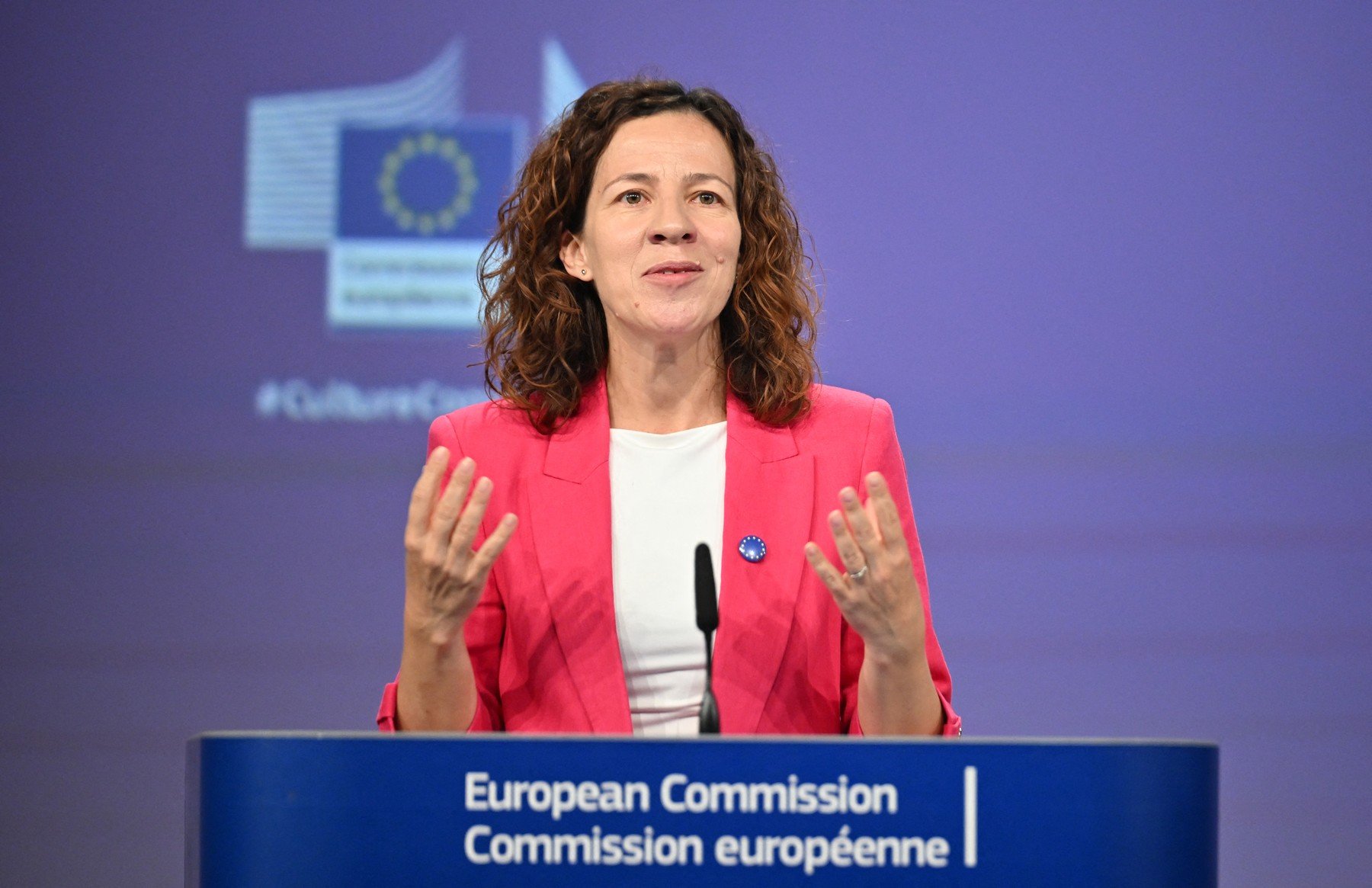 Transformarea fundamentală a educației în era inteligenței artificiale Inteligența artificială (IA) a devenit una dintre cele mai transformative tehnologii ale momentului, afectând toate domeniile vieții noastre, iar educația nu face excepție