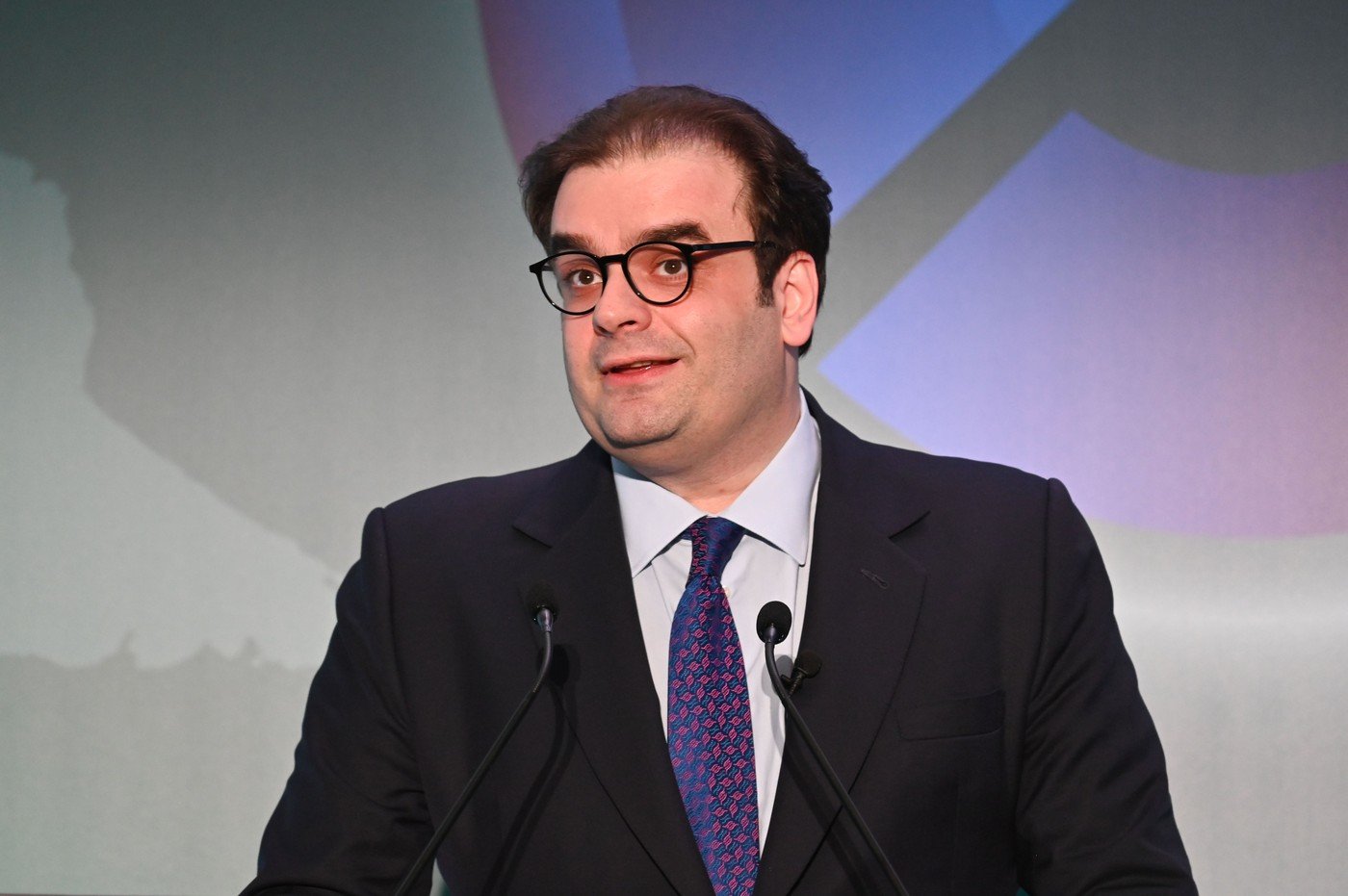 Europa în fața unei noi epoci economice: sfârșitul unei epoci de creștere bazate pe forța de muncă în expansiune Criza economică provocată de convergența mai multor factori globali și schimbările structurale din cadrul întregului continent au adus în vizor o realitate tabloidă și inevitabilă: modelul economic european, construit pe o forță de muncă în continuă creștere și expansiune, își atinge limitele