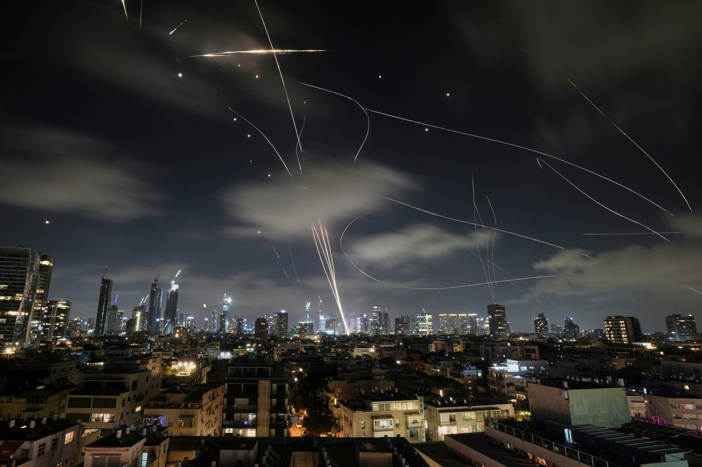 Conflicte în zorii zilei de Eid al-Fitr: Israel și Iran în schimb de lovituri cu rachete și drone Zorii zilei de vineri au fost zguduiți de un schimb intens de atacuri între Israel și Iran, eveniment care a stârnit îngrijorări la nivel regional și internațional