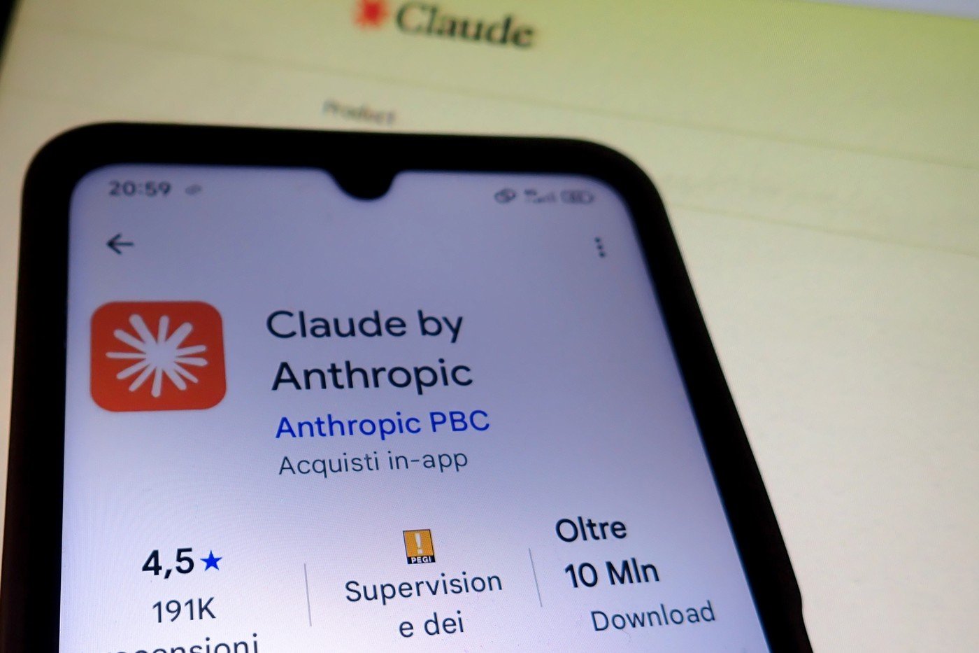 Popularitatea unui chatbot în plin scandal geopolitic: Claude, noul lider în topul aplicațiilor gratuite din SUA O aplicație de inteligență artificială, numită Claude, a reușit să urce brusc în topul celor mai populare aplicații gratuite din SUA, chiar în plină dispută cu armata americană și oficialii guvernamentali