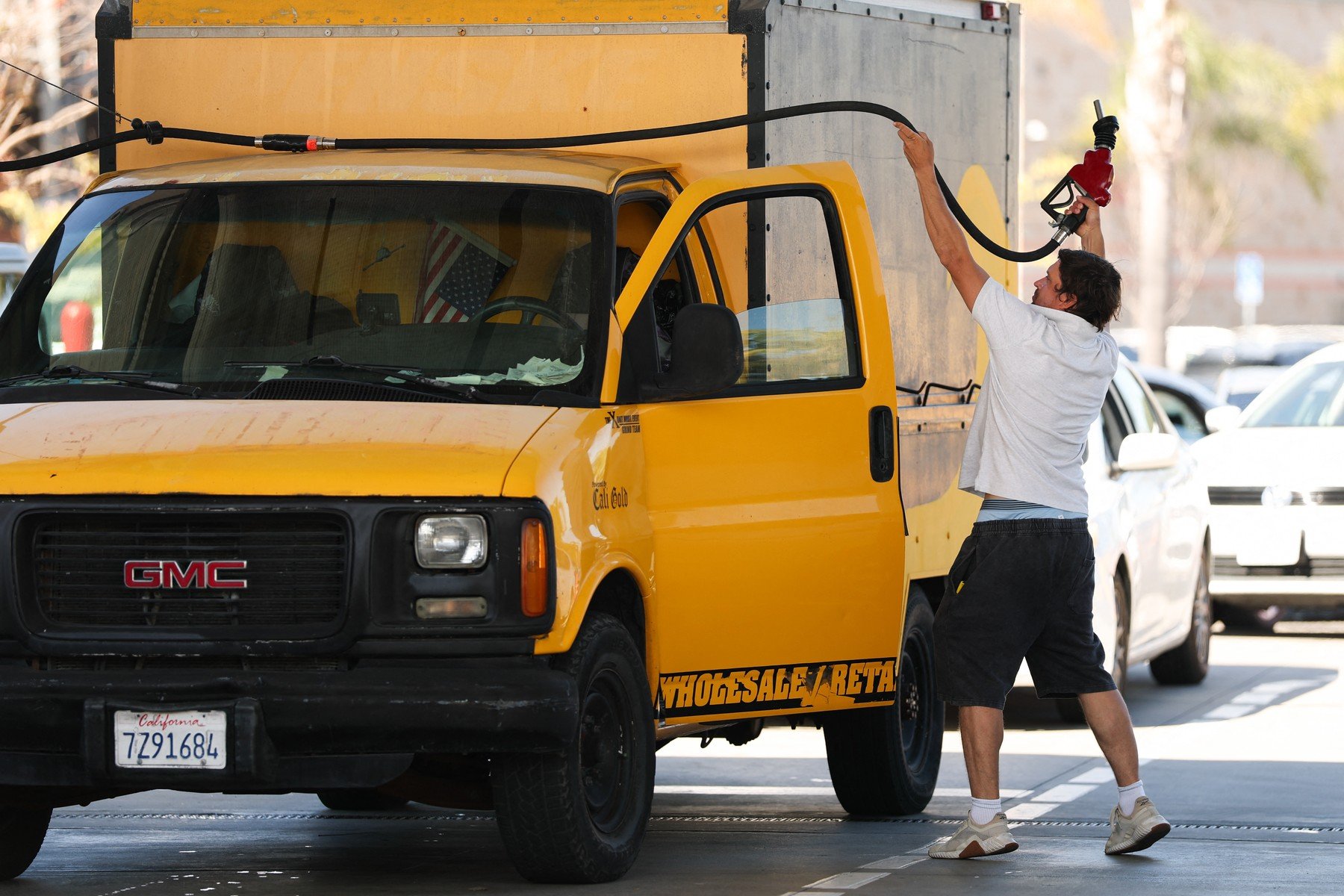 Iran a provocat o alarmă pe piețele energetice globale prin decizia de a închide temporar Strâmtoarea Ormuz, o rută vitală pentru livrarea aproape o treime din petrolul mondial