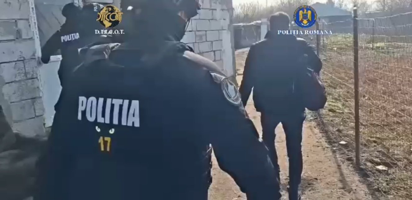 Rețea de trafic de minori destructurată în Teleorman: trei suspecți, între care doi minori, arestați preventiv O rețea infracțională activă în zona Teleorman a fost destructurată recent de către procurorii DIICOT, care au dispus reținerea a trei persoane, dintre care doi minori în vârstă de 16 ani