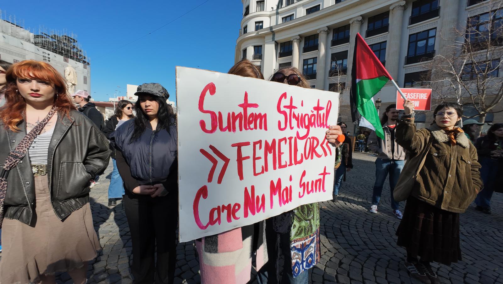 Două sute de oameni au ieșit la protest duminică, în fața Universității din București, pentru a-și exprima nemulțumirea față de măsurile de austeritate adoptate de Guvern, care afectează grav diverse categorii sociale