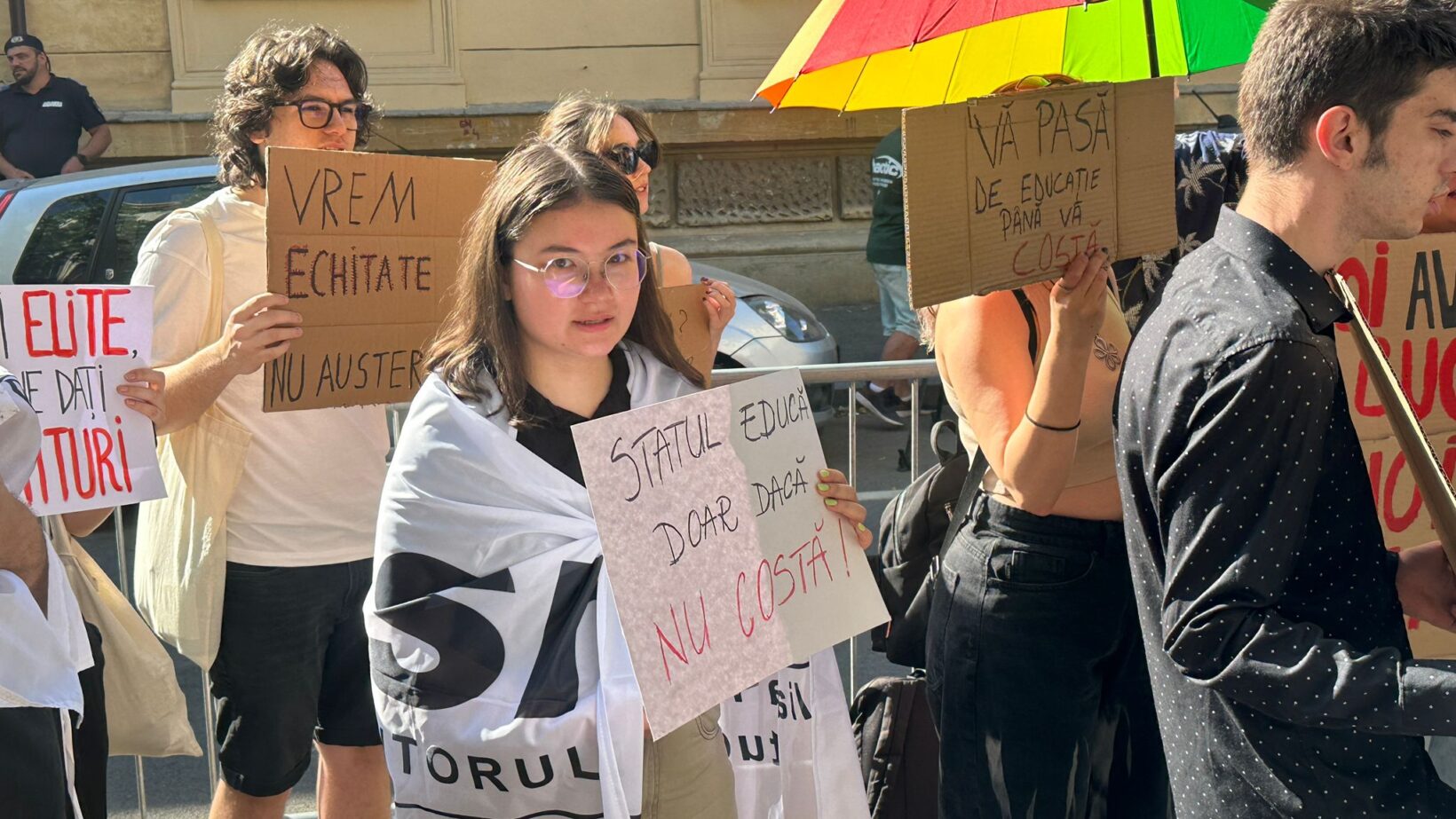 Protest anunțat de studenți în Piața Victoriei, ca reacție la reducerile bugetare din educație Situație tensionată în sistemul de învățământ: Alianța Națională a Organizațiilor Studențești din România intenționează să organizeze sâmbătă un protest de amploare în Piața Victoriei, ca răspuns la deciziile recente ale Guvernului privind alocările bugetare destinate educației
