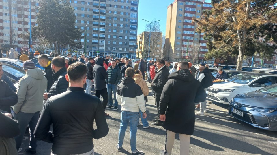 Șoferii brașoveni își întrerup activitatea în semn de protest față de scăderea tarifelor în condițiile în care prețurile carburanților au continuat să crească, generând o frustrare acută în rândul celor care depind zilnic de aceste venituri